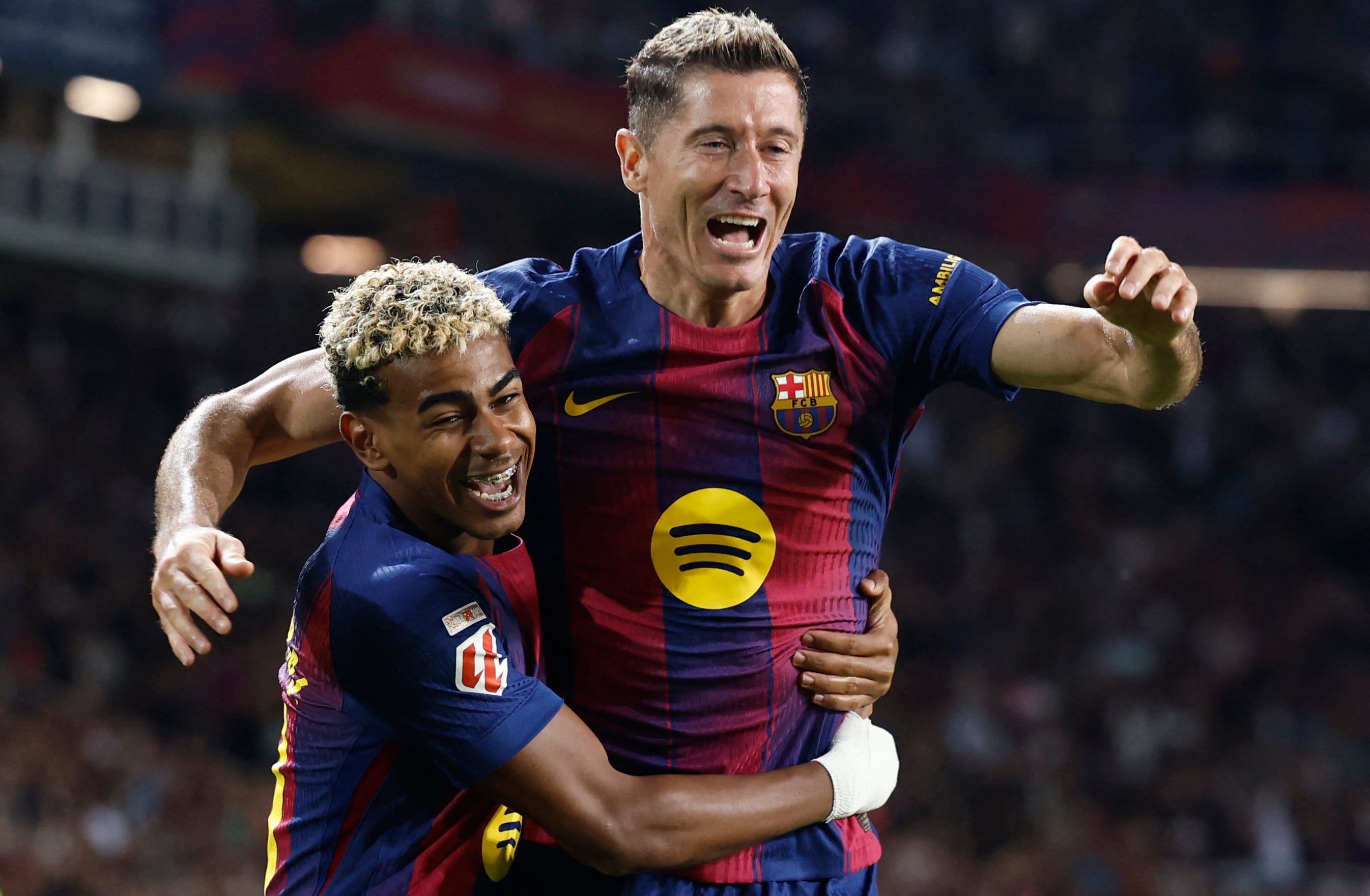 El polaco del Barcelona Robert Lewandowski celebra con Lamine Yamal tras la anotación ante la Real Sociedad por la Liga Española.