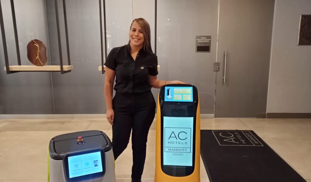 Así bretean los impresionantes robots en un hotel de Costa Rica.