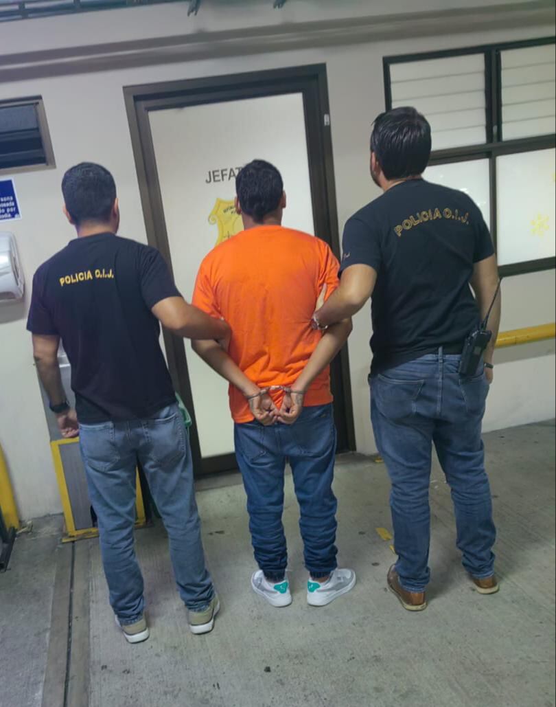Un sujeto de apellido Gómez, de 23 años, está en manos de las autoridades judiciales por ser sospechoso de abuso sexual y robo agravado. Foto: OIJ