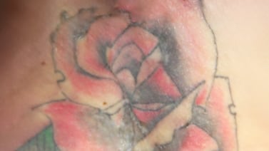 Tatuajes de rosas y búho serían claves para identificar a mujer que tuvo una trágica muerte