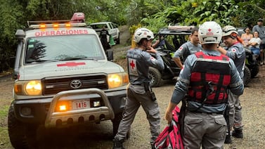Última hora: cabeza de agua arrastra a unas 10 personas en catarata del Rincón de la Vieja