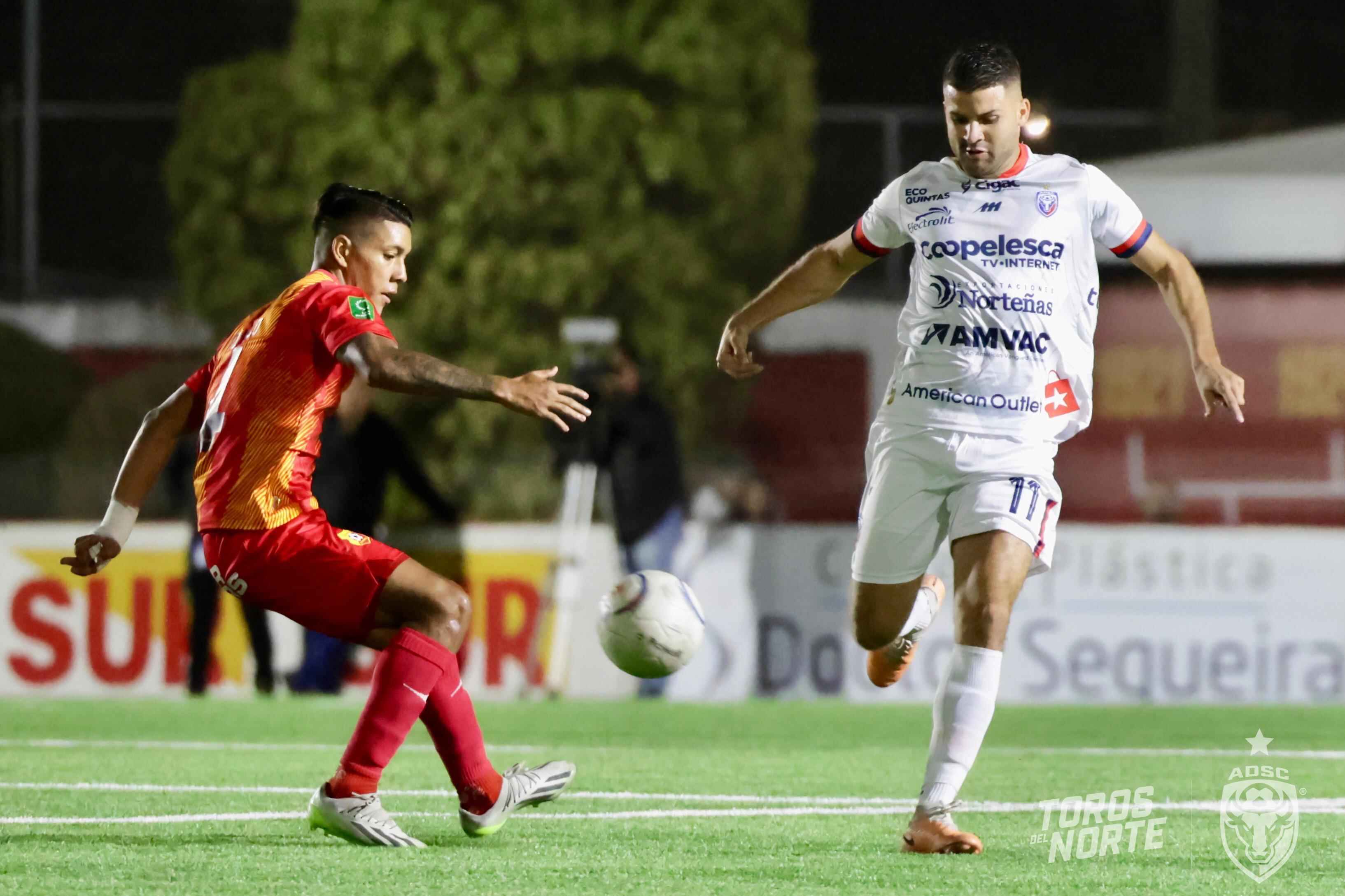 El volante de Herediano, Orlando Galo (izquierda) tuvo un duelo parejo con el creativo de San Carlos Roberto Córdoba, en la fecha tres del Clausura 2024.