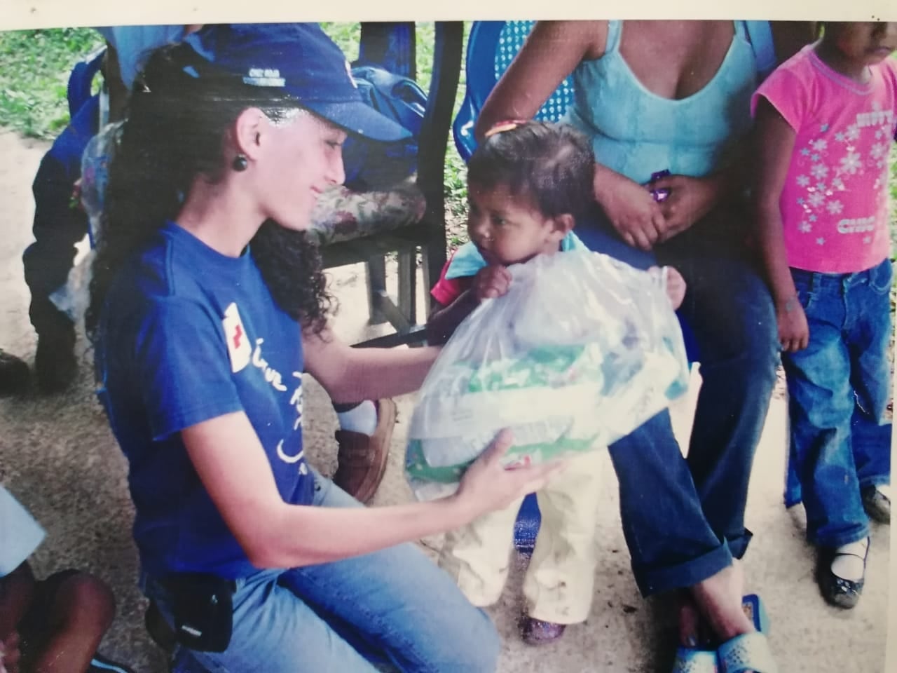 Dyanne Marenco González, cruzrojista voluintaria desde los 15 años, es la primera mujer, en los 136 años que tiene de existir en Costa Rica la Cruz Roja, que es nombrada presidenta de la institución. En la foto con doña Betty Trejos Guerrero, la abuelita quien también es voluntaria