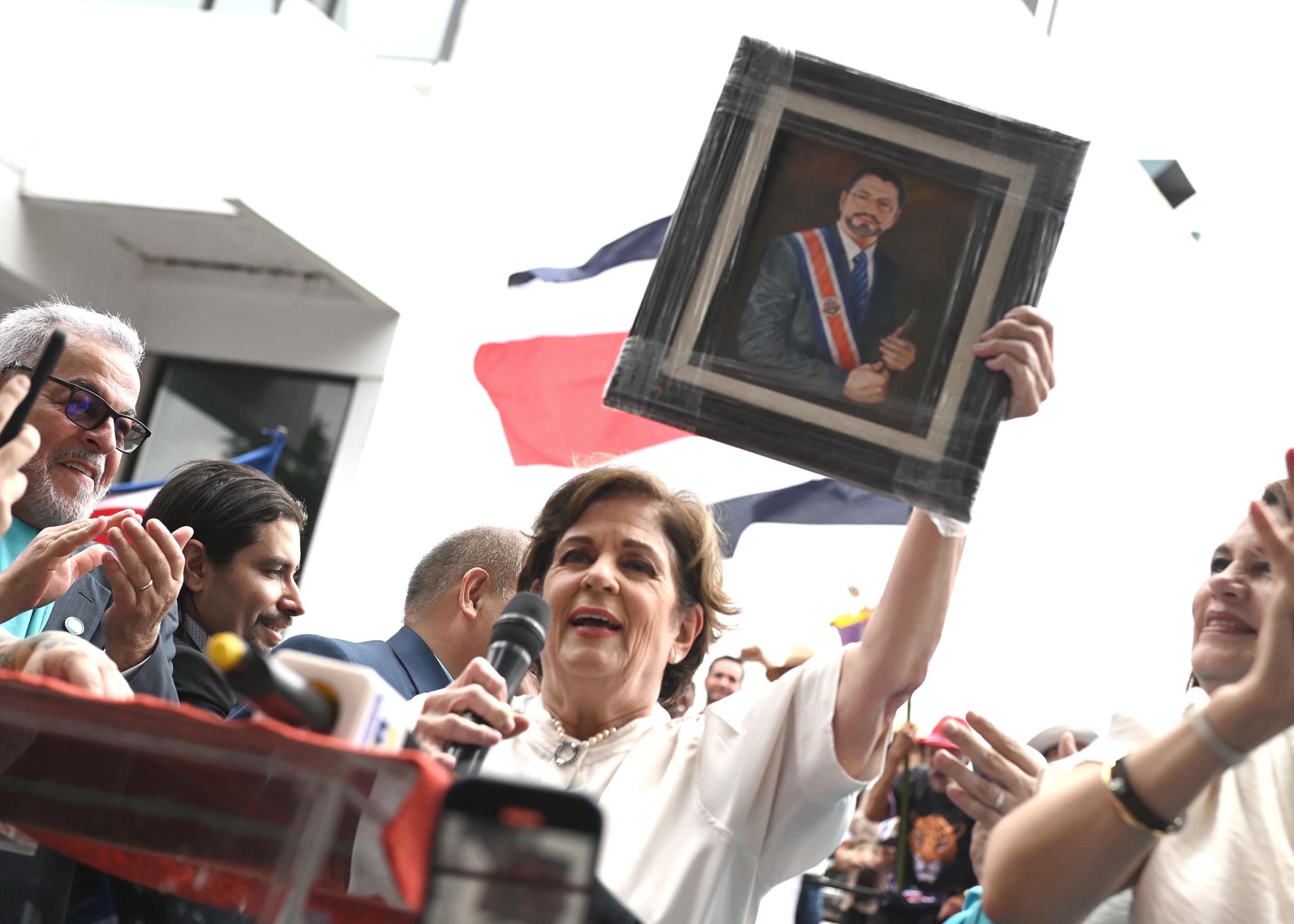 12 de julio del 2025. Parque Morazán. San José. 09:00 hrs. Anuncio oficial del partido político con el que participará el movimiento de Rodrigo Cháves en las próximas elecciones nacionales en febrero del 2026. En la foto:  Pilar Cisneros anuncia que el partido Pueblo Soberano representará a Rodrigo Cháves en las próximas elecciones. Foto: Albert Marín.