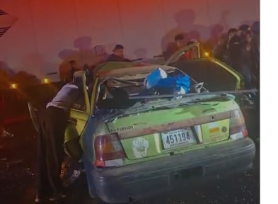 Los bomberos trabajan en rescatar a dos personas