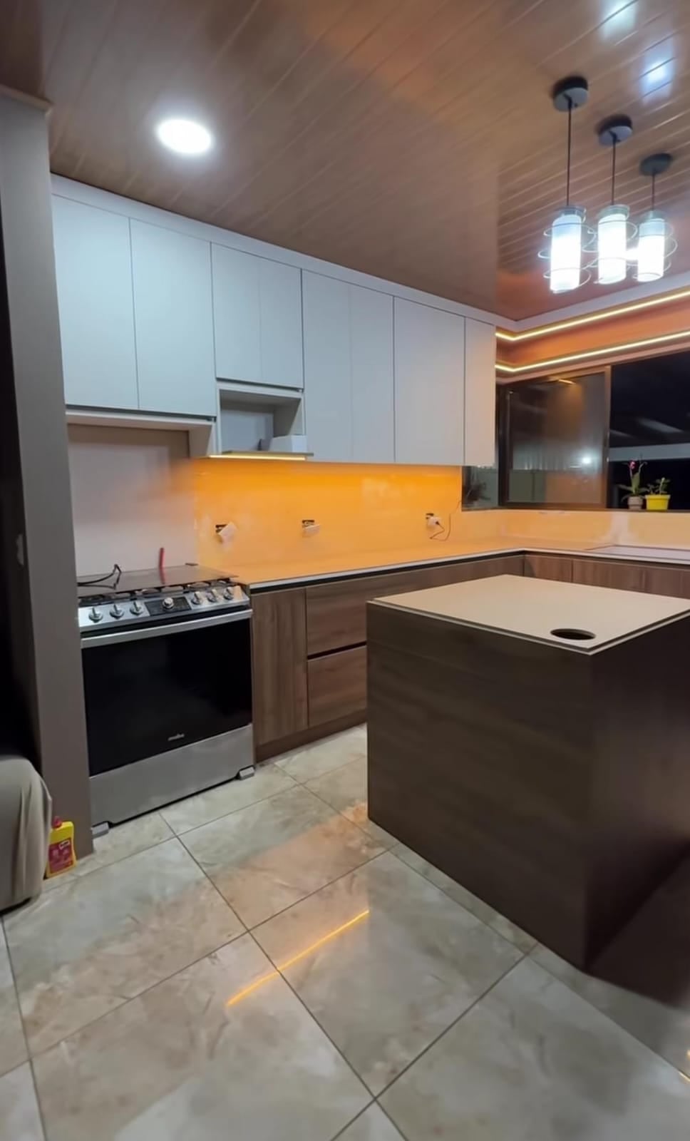 Katherinne González y Edson Picado mostraron el antes y después de su casa.