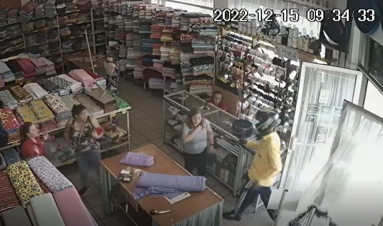 Se supo que los sujetos huyeron en una motocicleta blanca.