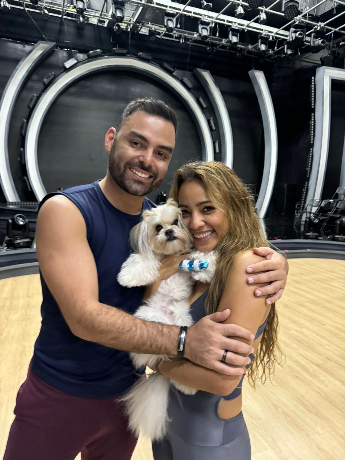 Diego Bravo y Yessenia Reyes ensayan junto a Chassé, la perrita de la bailarina.