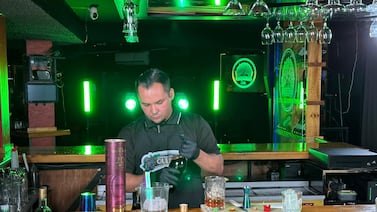 Joven pasó de vender comida en la calle a luchar por ser el primer finalista del reality Guerra de Cócteles