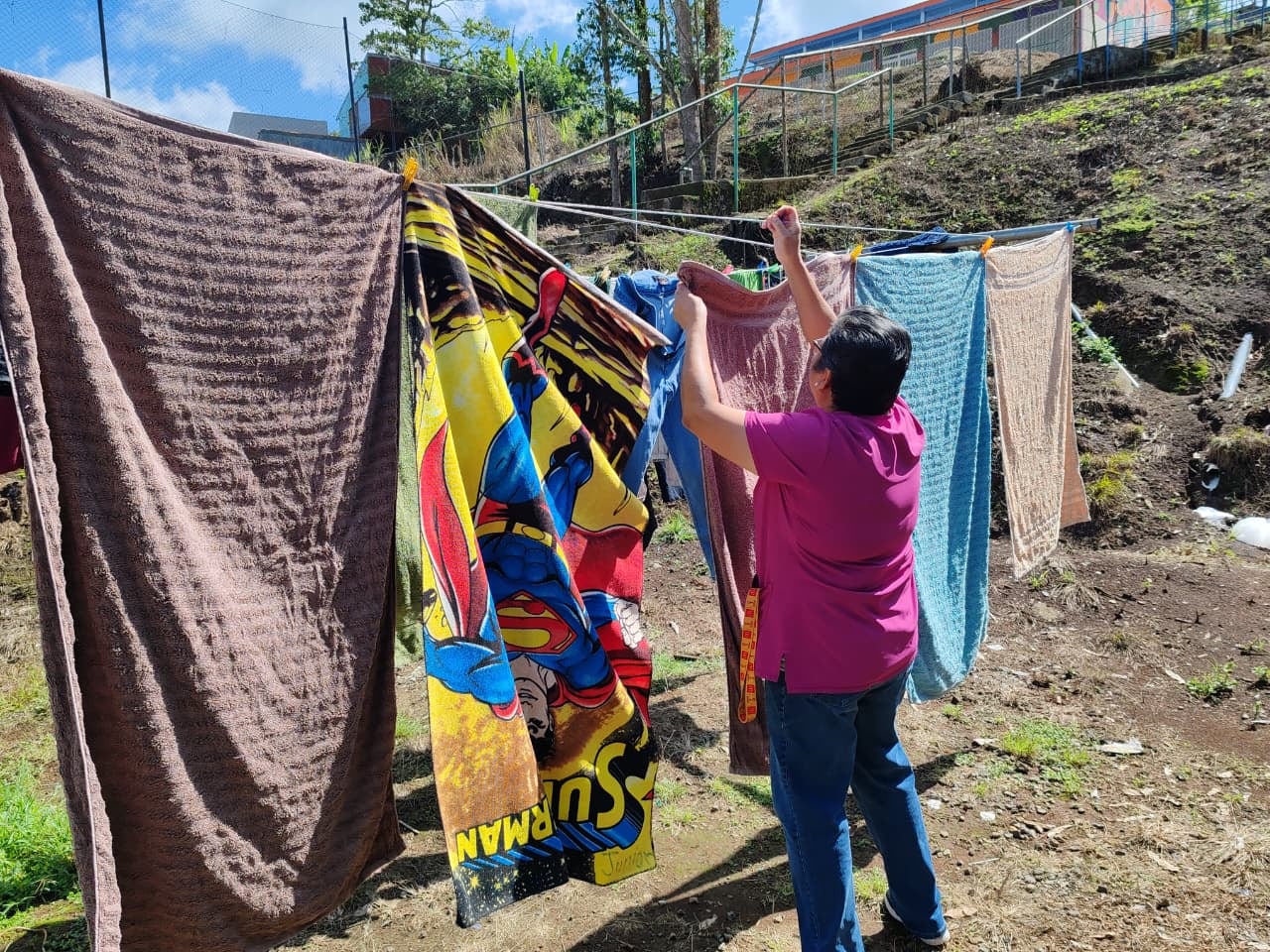 Bernardita Hernández, conocida como la Tía Berna en Aldeas Infantiles SOS, encontró en nuestro país el lugar donde pudo desarrollar su vocación de educadora y madre sustituta. Hoy dedica su vida a formar niños y jóvenes con amor, disciplina y esperanza.