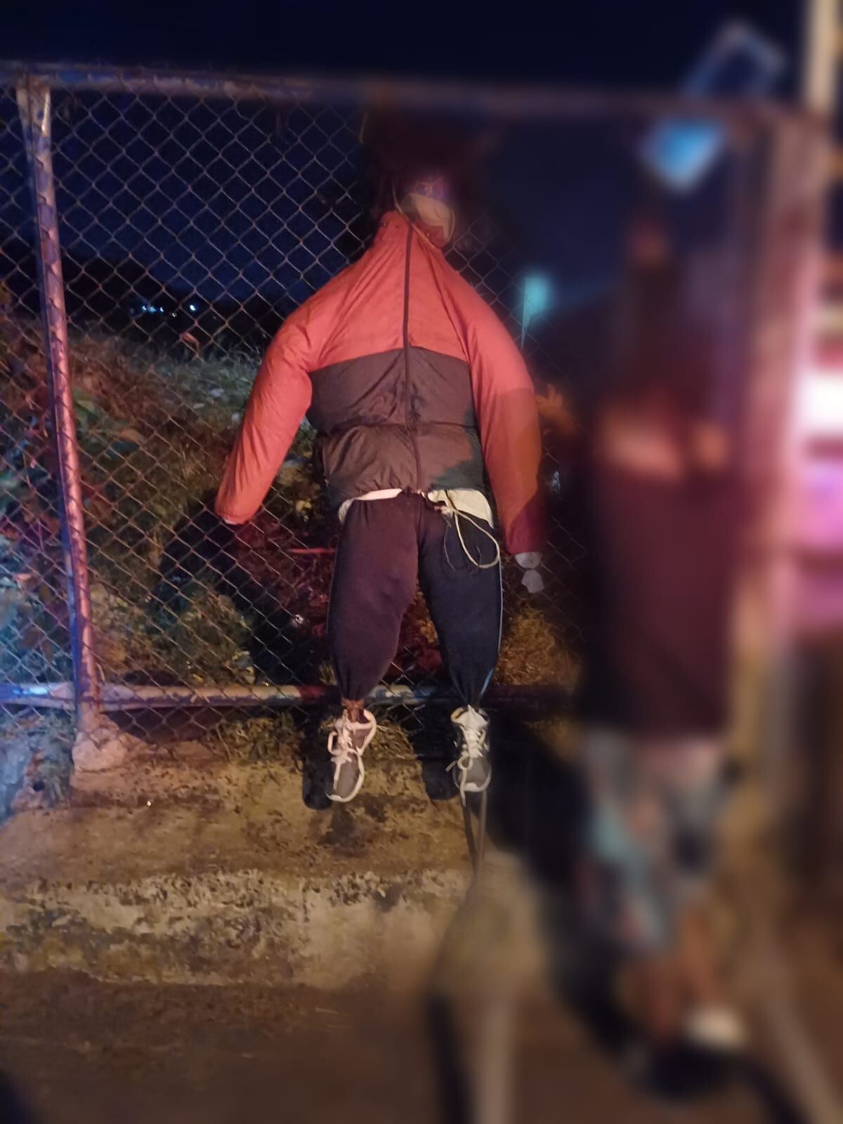 quema de judas, la policía salvó varios muñecos