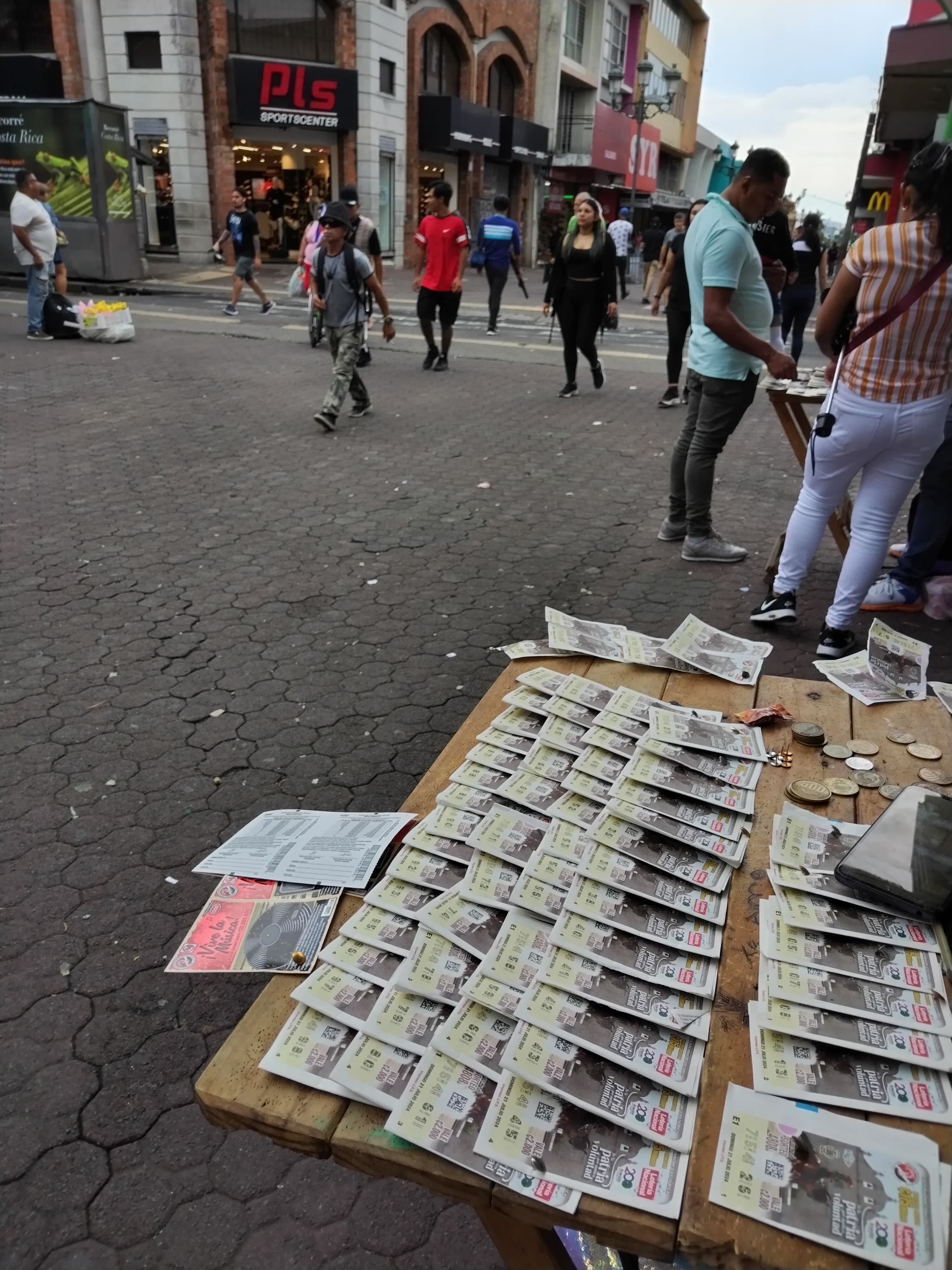 Salido el Acumulado grande nos dimos una vuelta por San José y los chanceros tienen tremendas pegas en sus ventas. Fotos: Eduardo Vega