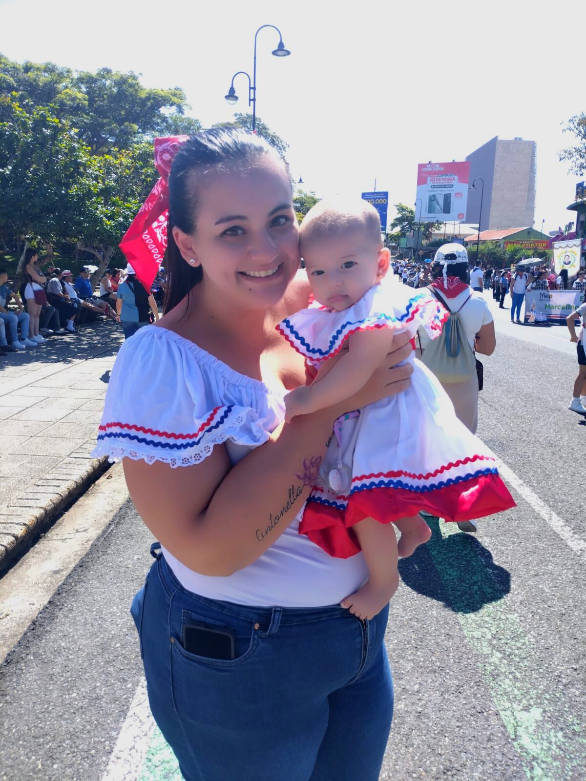 Ambiente en los desfiles de la celebración de los 203 años de la Independencia.