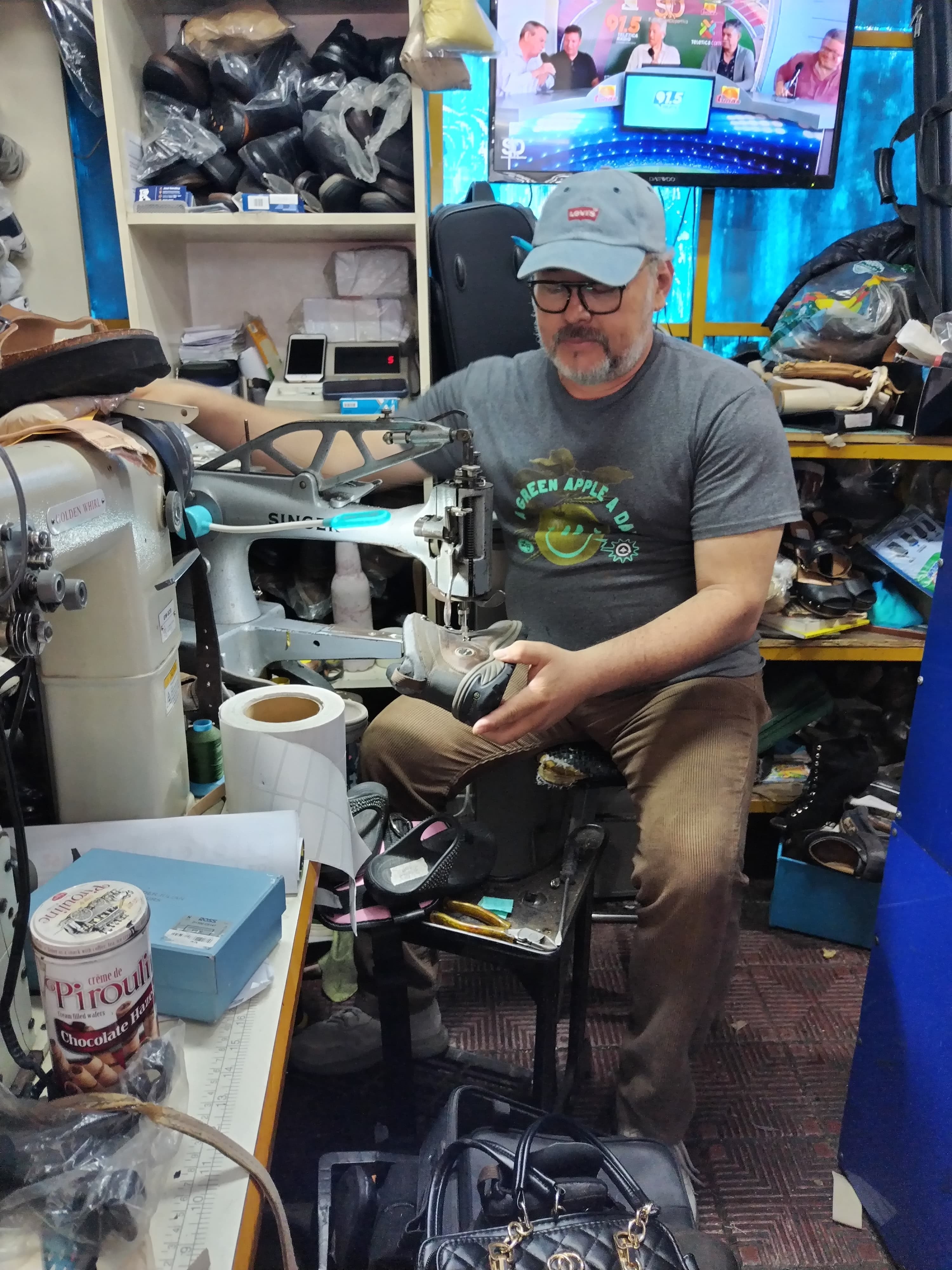 José Sandino Norori nació en Nicaragua en 1966, se vino muy pequeñito para Costa Rica y aquí aprendió el oficio de la zapatería. Alquila un local en el Centro Comercial del Sur en San José que se llama Zapatería Sandino.