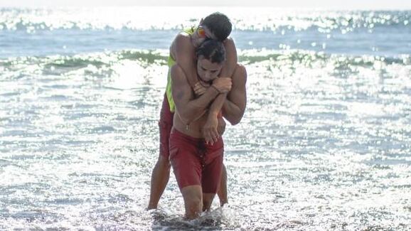 Marvin Chen es un guardavidas profesional que tiene más de 20 años de experiencia en diferentes playas del mundo como las de Australia y Estados Unidos. Es le jefe de guardavidas en Jacó y nos ayudó a crear los “10 mandamientos” para que usted pueda disfrutar del mar sin ponerse en peligro