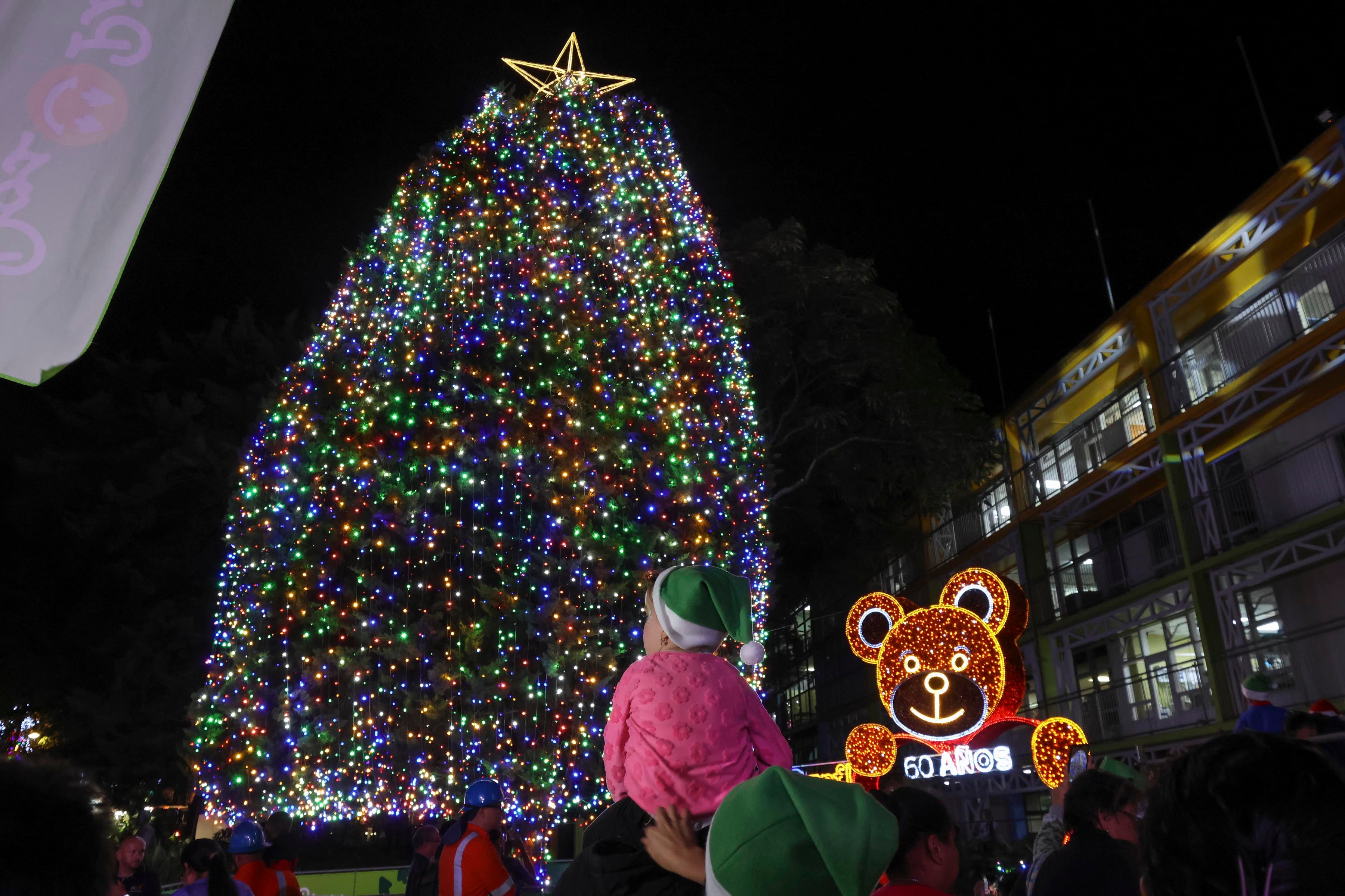 Iluminación del árbol de Navidad del Hospital Nacional de Niños