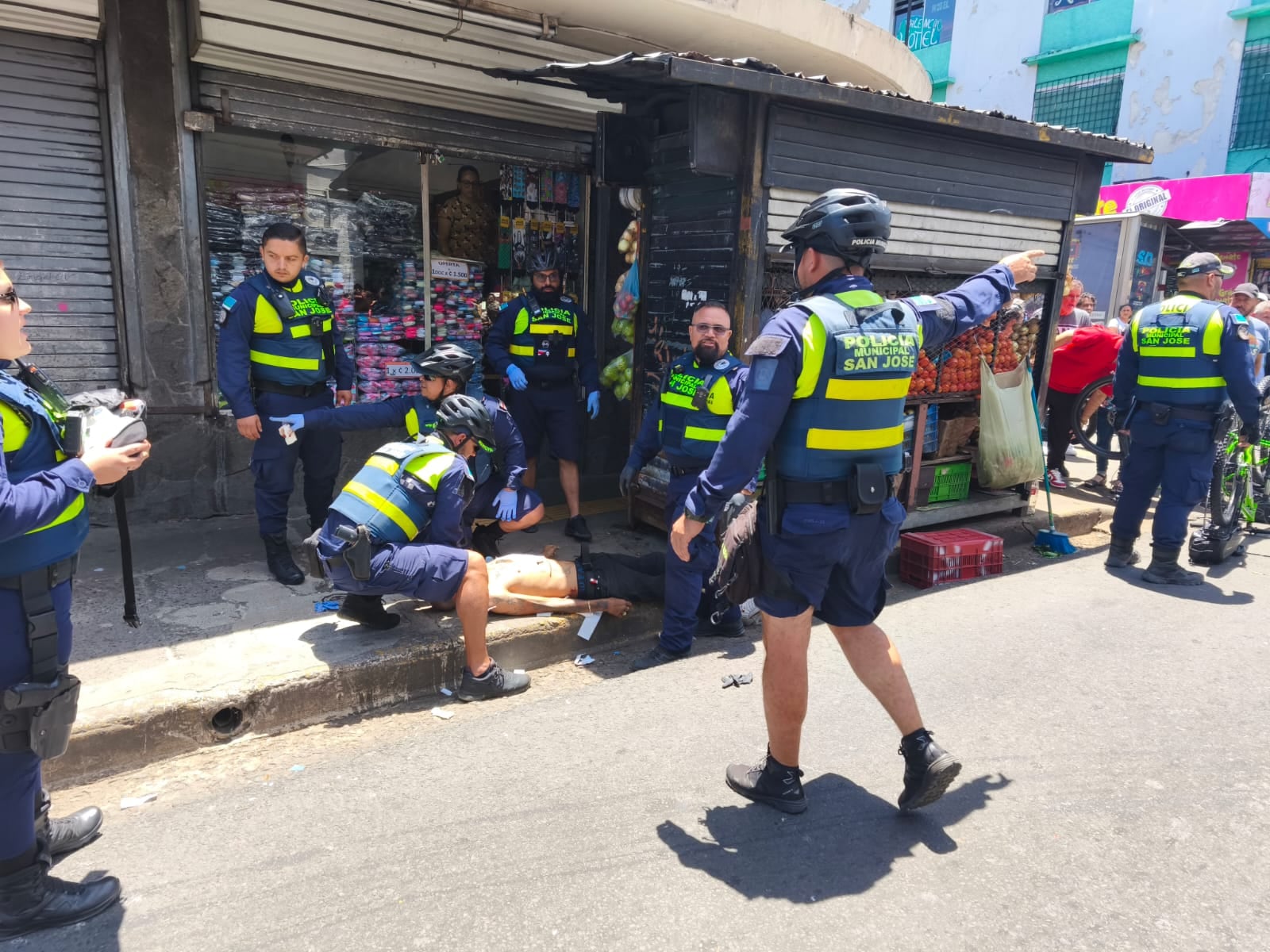 Una agresión a balazos en pleno San José dejó a un hombre gravemente herido y a una mujer en la mira de las autoridades como la responsable del tiroteo. Foto: Policía Municipal SJ