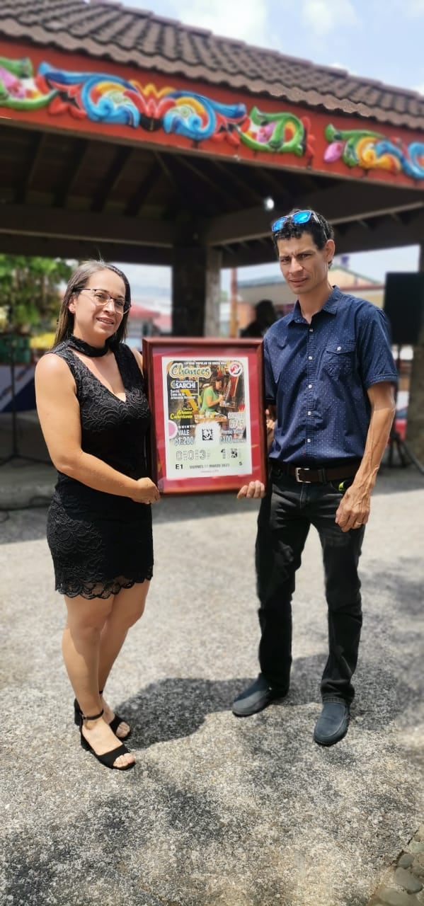 Andrea Moreno y Wilson Bonilla son de Sarchí, cantón de Alajuela, que es cuna de la artesanía y casa de la carreta típica. Ellos se han consolidado como maestros pintores de carretas y yugos para bueyes.