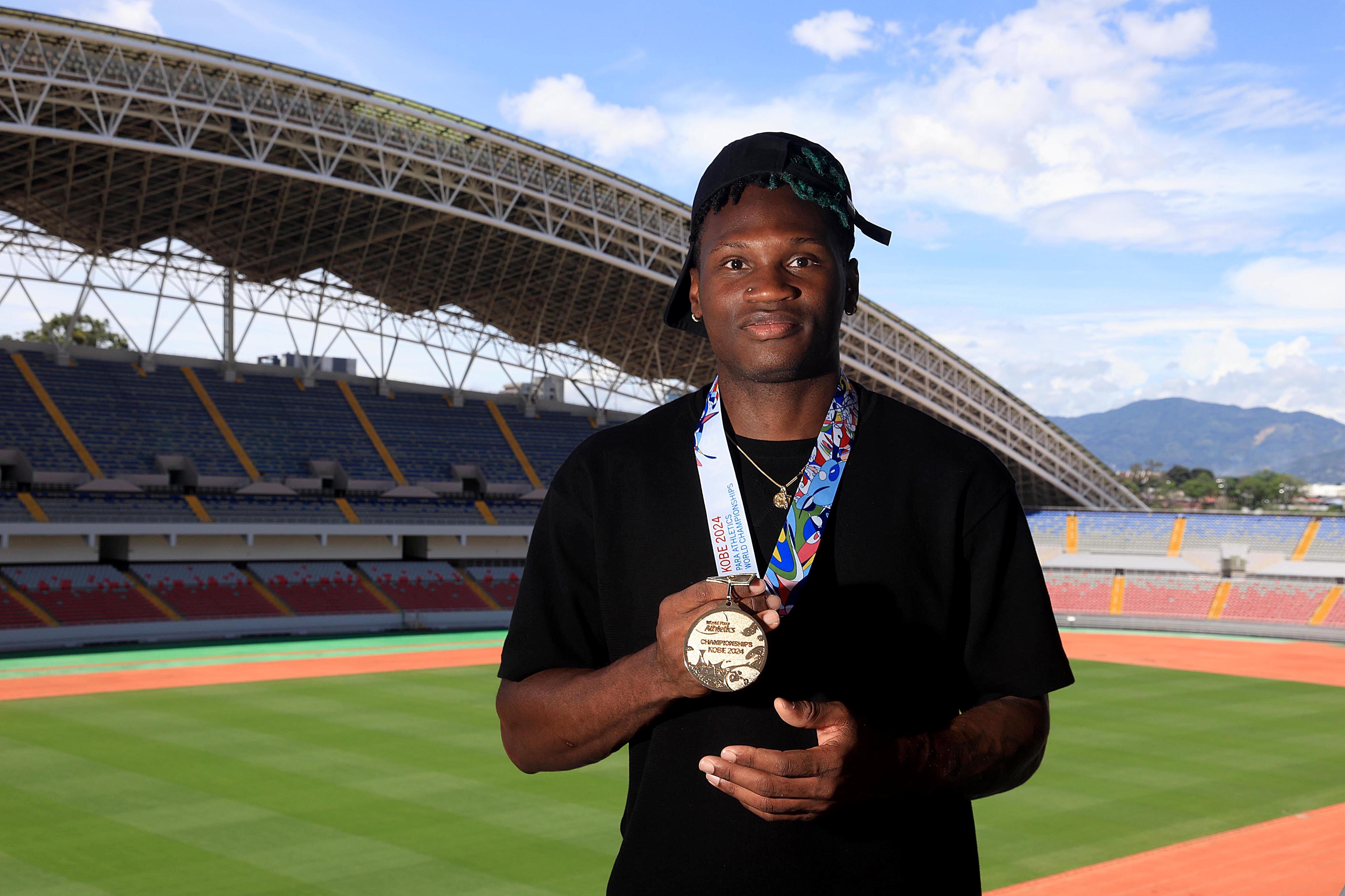 27/05/2024 Estadio Nacional. Sherman Guity ofreció conferencia de prensa y mostró la medalla de bronce que ganó recientemente en la Liga Diamante, donde compitió como parte de su preparación para los Juegos Paralímpicos de París y subió al podio, cinco días después de ser campeón del mundo. Foto: Rafael Pacheco Granados
