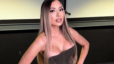 Elena Correa dio su primer concierto con un sexy traje rojo