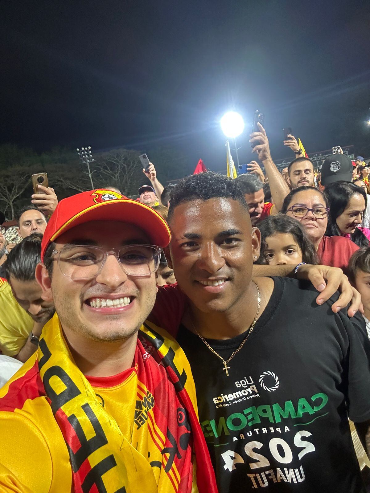 Rubén McAdam trabaja en Teletica desde hace casi tres años; el programa Calle 7: Informativo es su casa