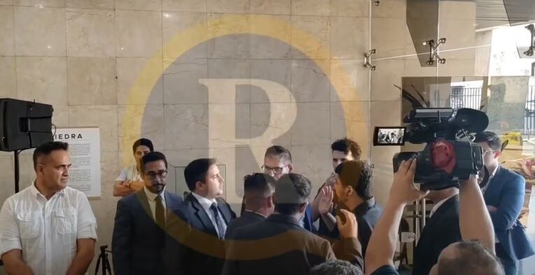 En un video del medio La Reacción se ve el momento en que la vigilancia de Casa Presidencial rodea a los periodistas de la UCR