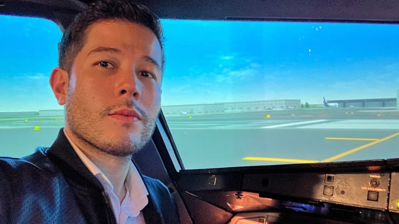 David Damazio es piloto aviador policial y primer oficial de vuelo del Servicio de Vigilancia Aérea. Enfrenta un procedimiento disciplinario abierto por el Ministerio de Seguridad Pública.