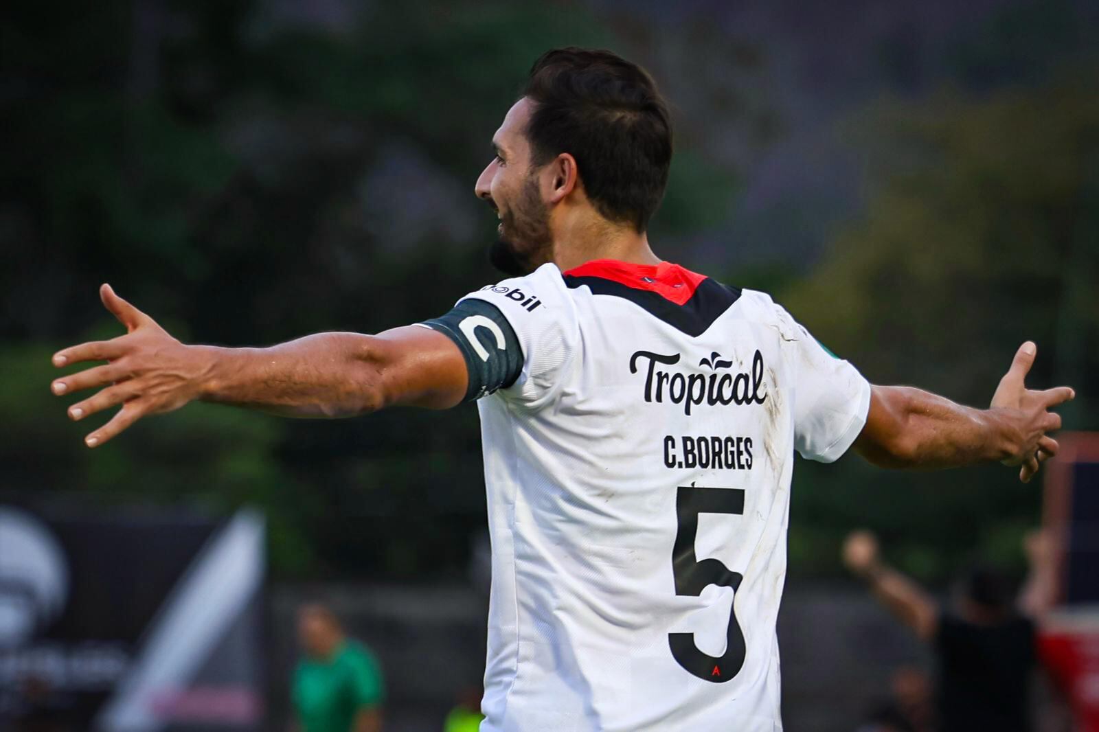 Celso Borges se lució con una joya de gol en el partido entre Puntarenas y Liga Deportiva Alajuelense.