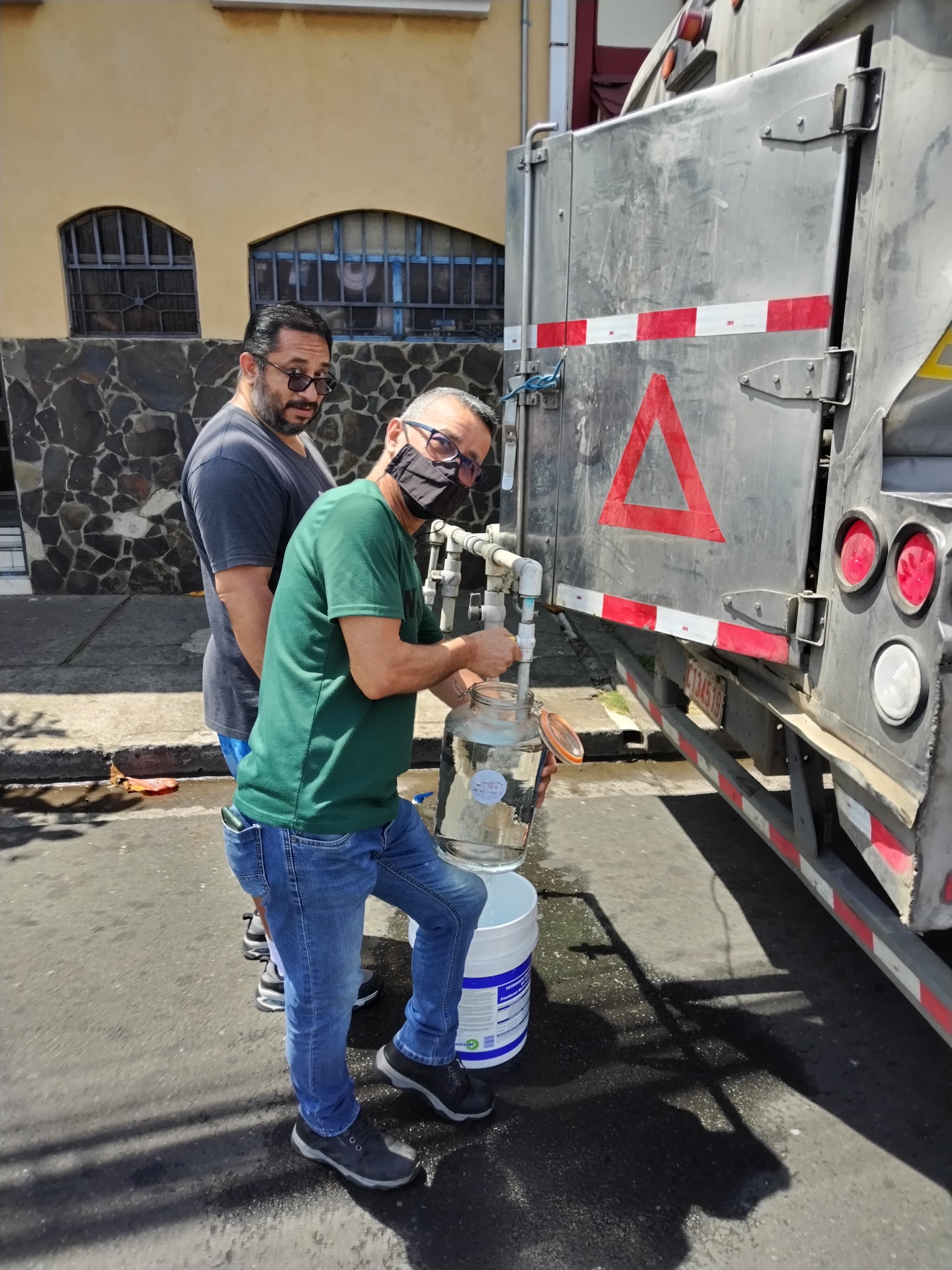 Los vecinos de Hatillo 8, el 19 de marzo del 2024, aseguran que tienen más de 5 días sin una gota de agua y que eso los obliga a ni siquiera comer tres veces al día. En la foto, don Alberto Roda.