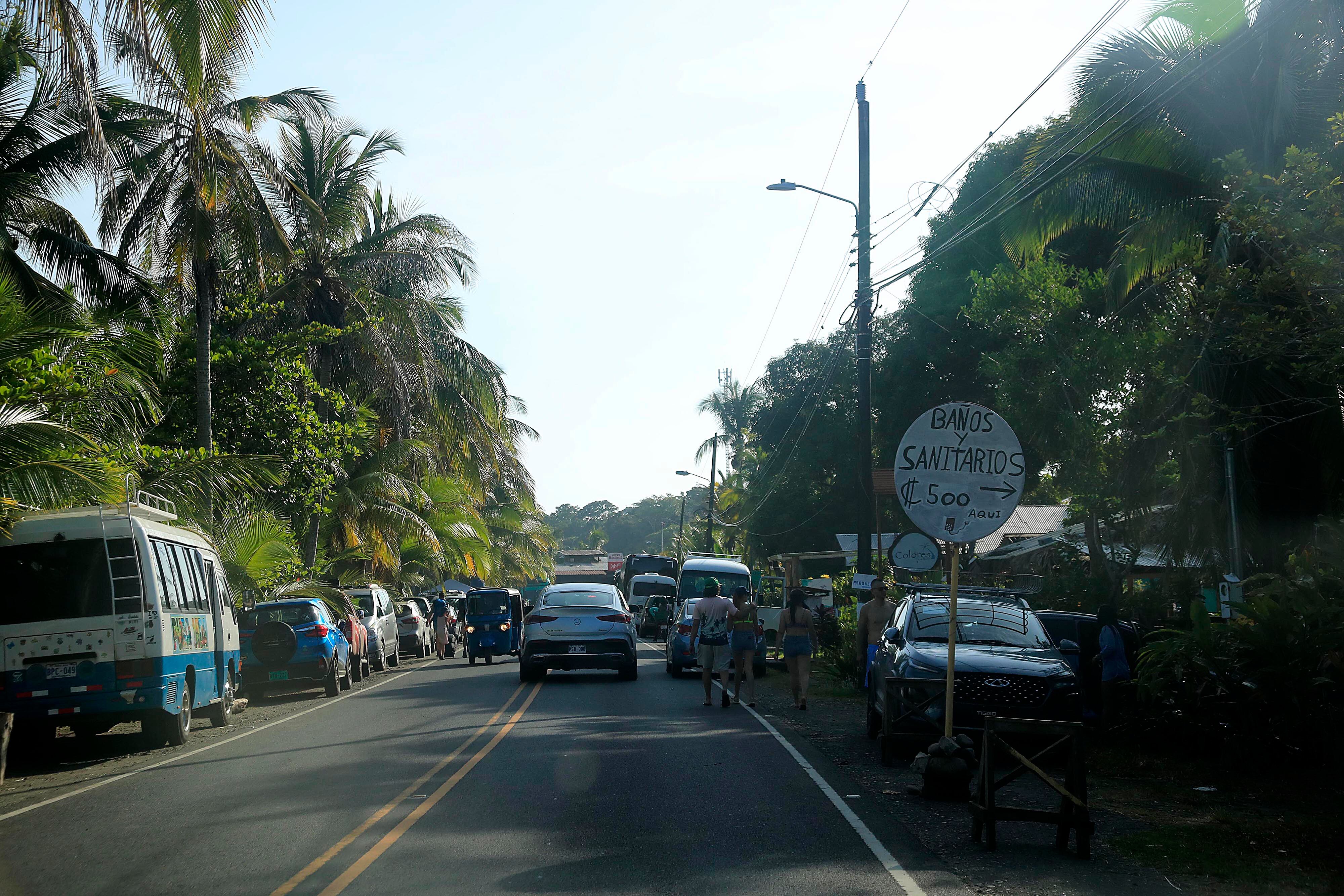14/10/2023      Limón. Desde muy tempranas horas del día se vivió este sábado, en el atlántico de nuestro país, un gran ambiente en relación con el esperado eclipse anular de sol. Cientos de costarricenses se trasladaron a las playas del caribe sur para contemplar el anunciado acontecimiento astronómico del año, desde la parcialidad esperada para entre alrededor de las 10:15 a.m. y 1:50 p.m., pero sobre todo el punto de mayor esplendor apenas unos minutos después del mediodía. Foto: Rafael Pacheco Granados
Tempranas horas del día; Atlántico; Gran ambiente; Eclipse anular de sol; Playas del caribe sur; Acontecimiento astronómico; Parcialidad; Punto de mayor esplendor
Eclipse anular de sol