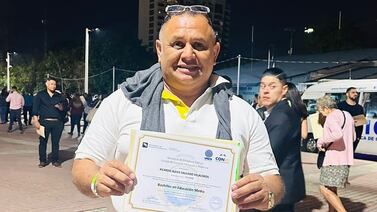 La inspiradora historia del señor que esperó 36 años por su título de bachillerato y lloró al recibirlo