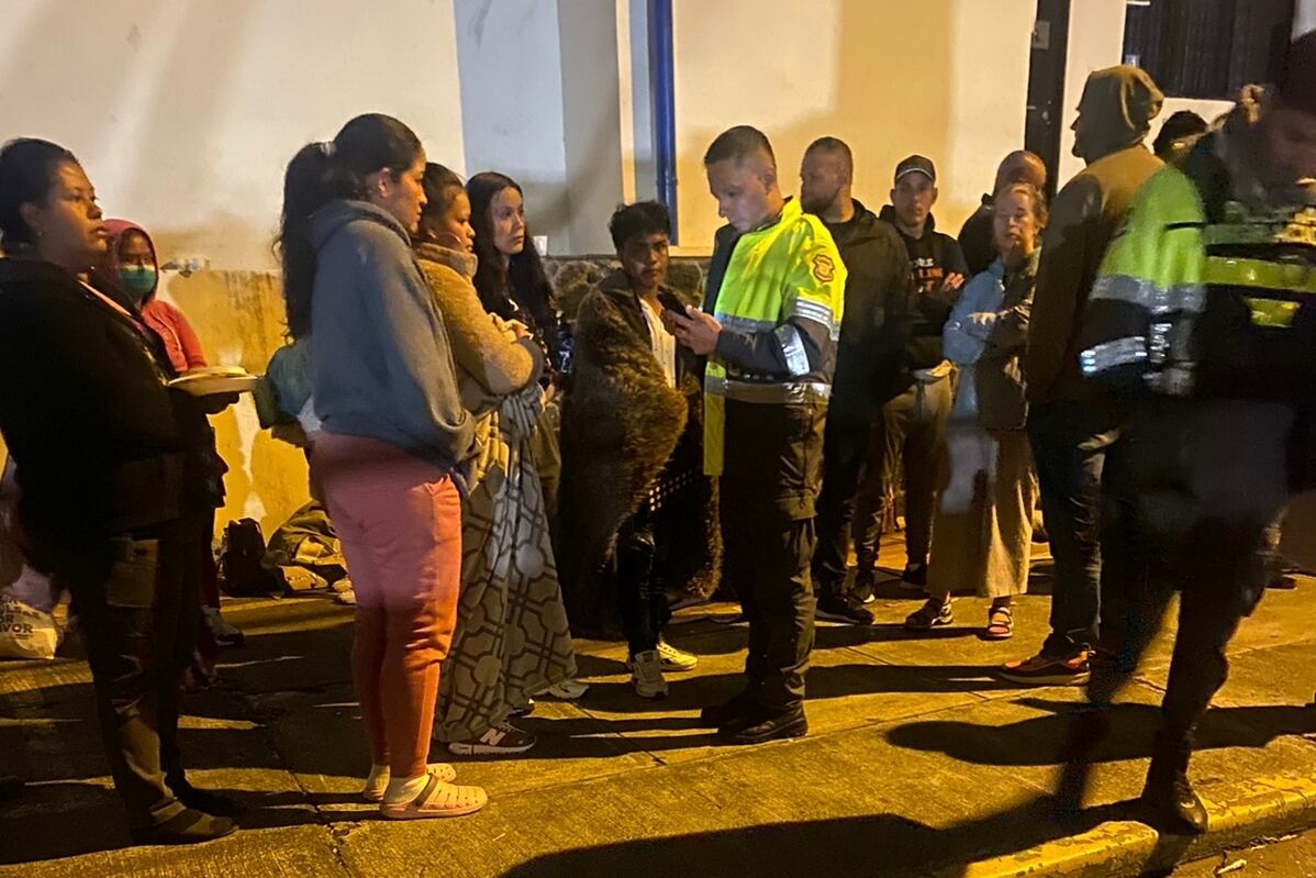 En las afueras de Migración en La Uruca los migrantes hacen fila toda la noche para poder obtener uno de los 50 campos diarios que dan para atender solicitudes de refugio