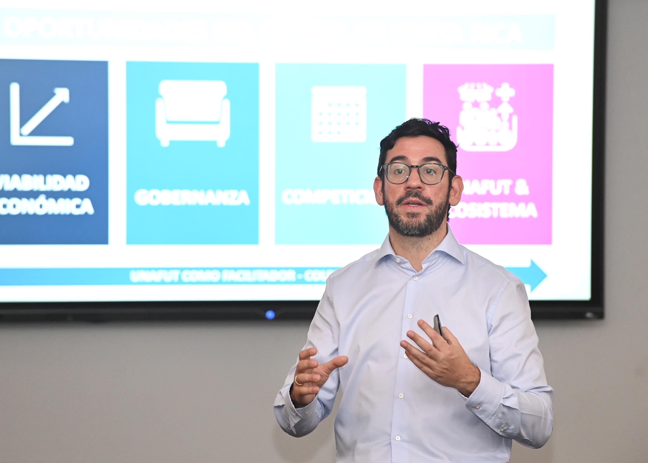 11 de marzo del 2025. Hotel Crowne Plaza. 14:00 hrs. Conferencia de prensa de la Unión Nacional de Fútbol (UNAFUT) para hablar acerca de la gobernanza y pirotecnia en el fútbol nacional. En la foto: Raúl Rivera de la Fuerza Pública dio un discurso acerca del uso de pirotecnia en la barras de fútbol. Foto: Albert Marín para la Teja.
