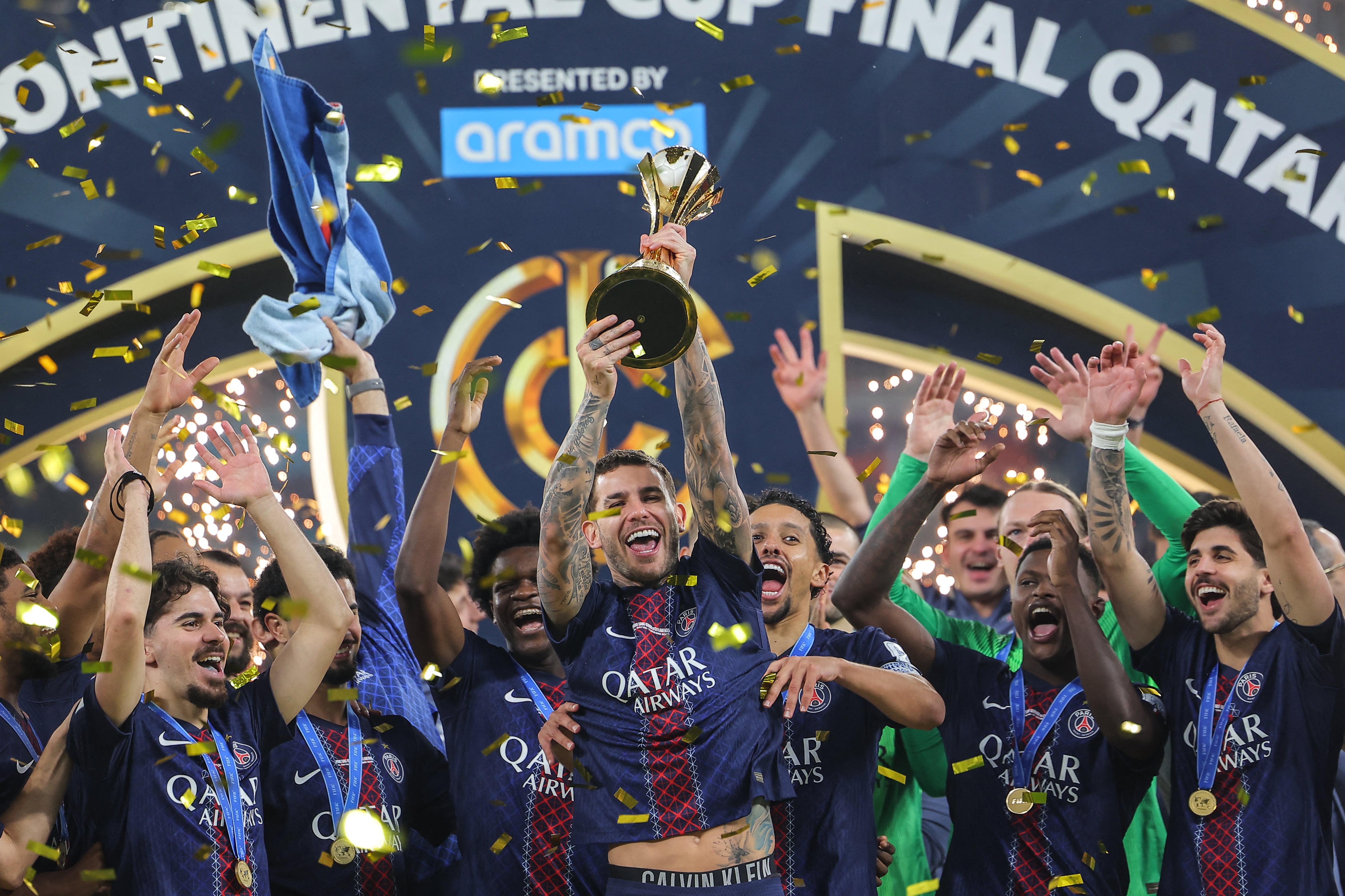 Los jugadores del PSG celebran después de ganar la Copa Intercontinental ante el Flamengo en el estadio Ahmad bin Ali de Qatar.