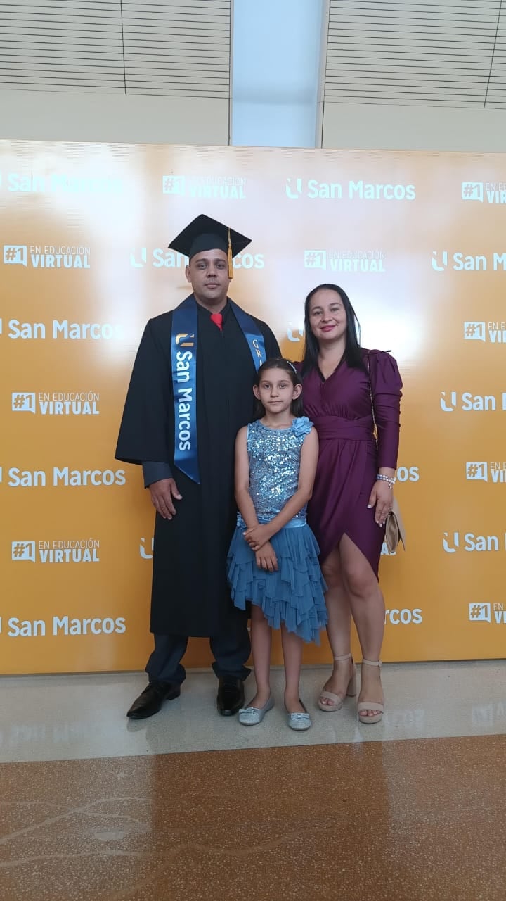 Enrique Chavarría junto a su familia