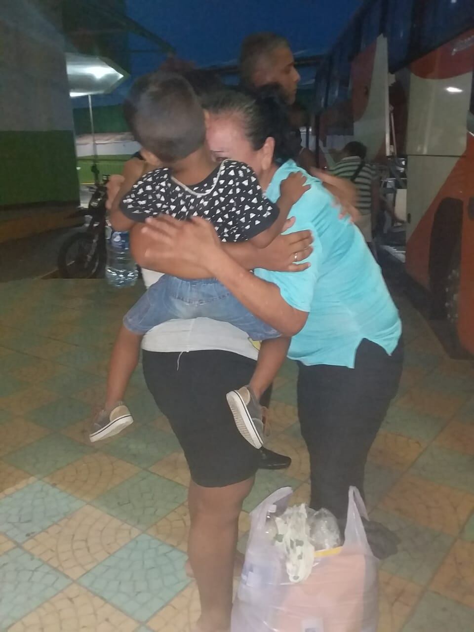 Doña Luz Marina Molinares a su llegada a Limón con su hija Elizabeth y su nieto Gabriel