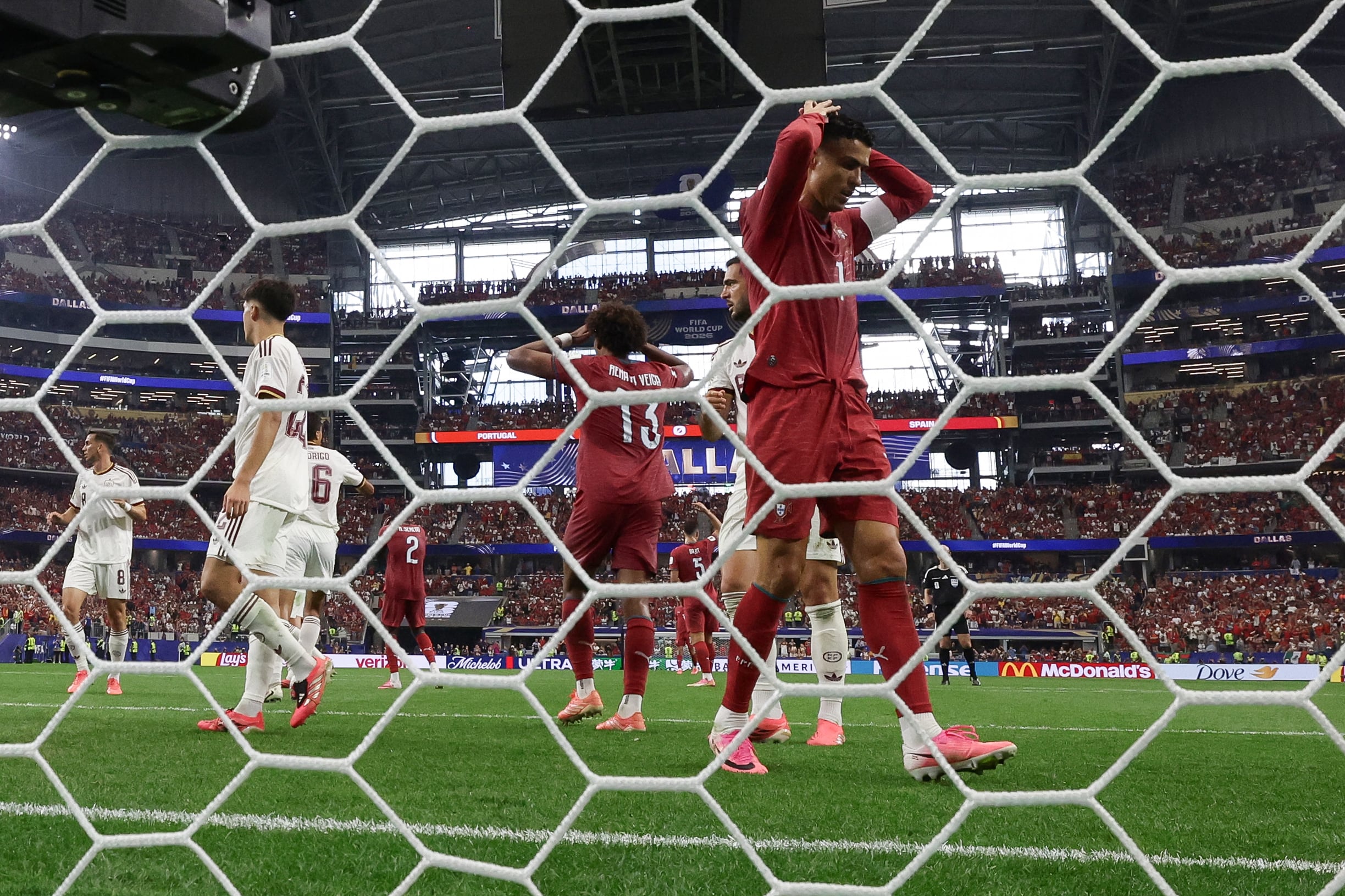Cristiano Ronaldo se lamenta tras una ocasión fallada en el partido entre Portugal y España, su último en Mundiales.