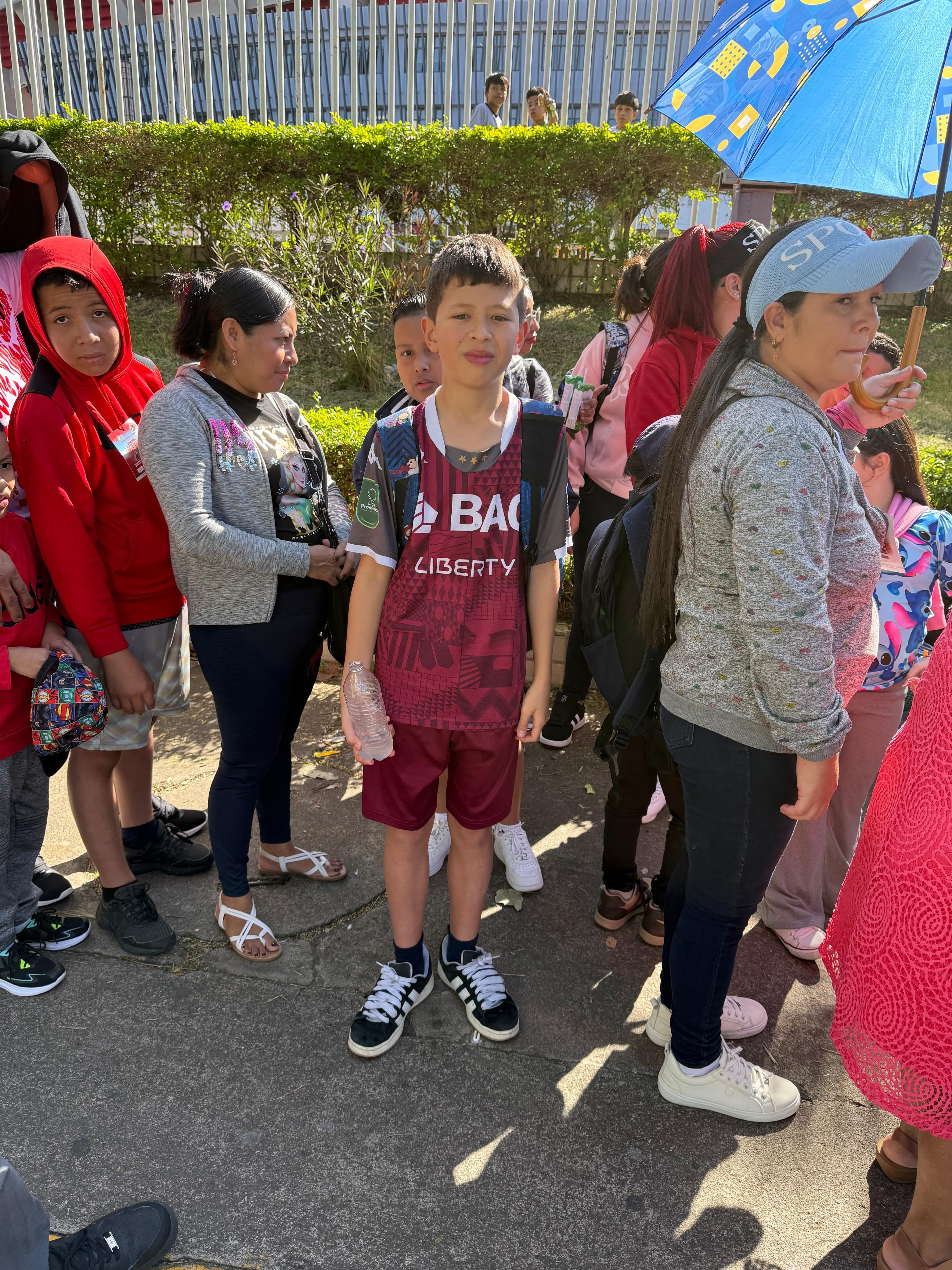 En la fiesta navideña del padre Sergio Valverde vimos a Damián Morales Fernández, un niño de 11 años quien con orgullo nos dijo que él mismo fue quien decidió ponerme completo el uniforme saprissista