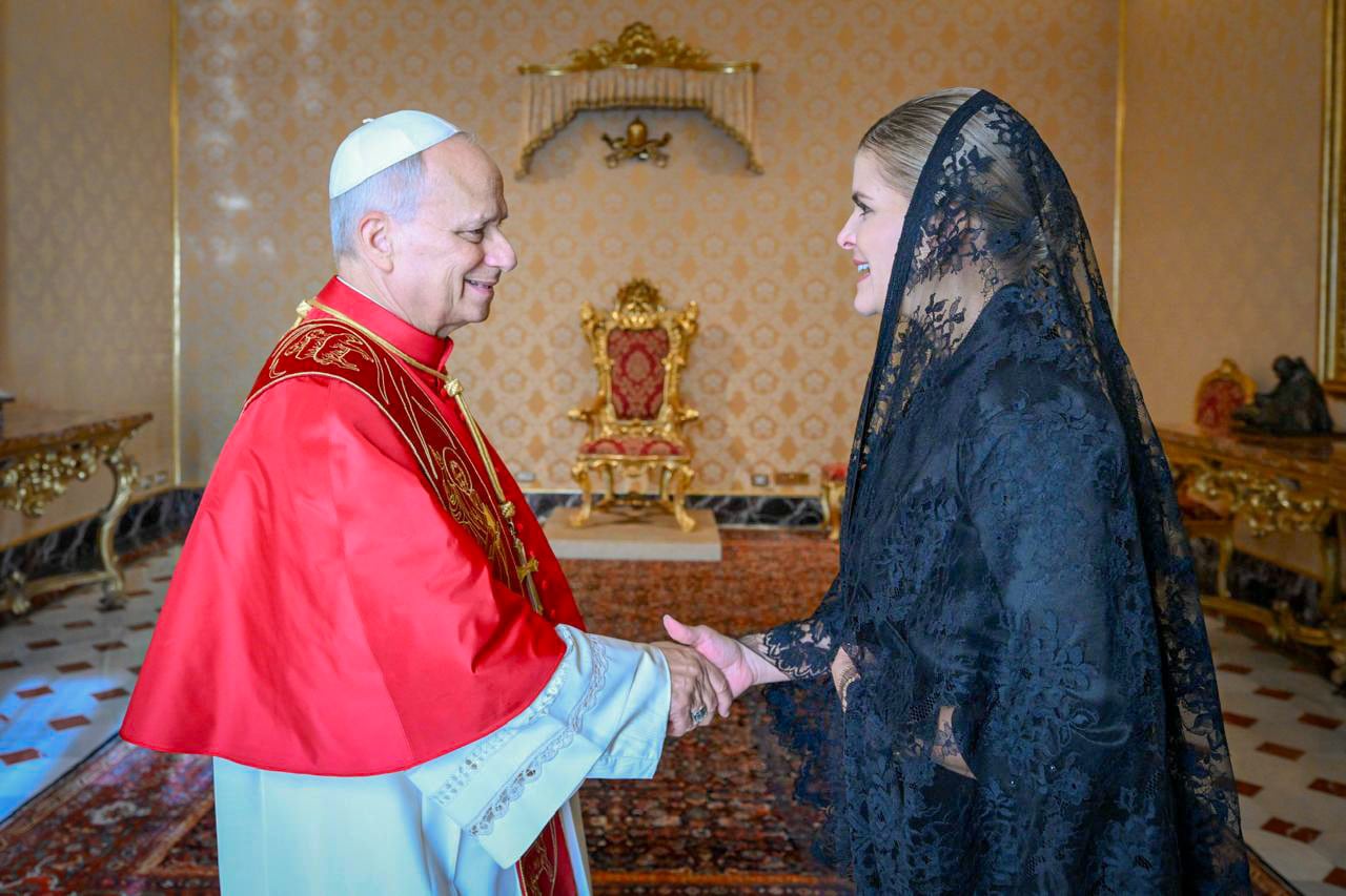 La presidenta Laura Fernández invitó formalmente al papa León XIV a Costa Rica durante una reunión celebrada en el Vaticano.