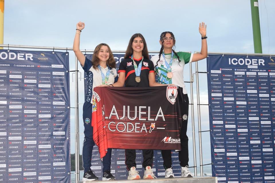 En la prueba criterium del ciclismo de Limón 2026, en infantil femenino el oro fue para Ariana Calderón de Alajuela (centro), la plata la ganó Sofía Azofeifa de Santa Ana (izquierda) y el bronce, María Isabel Alfaro de Poás.