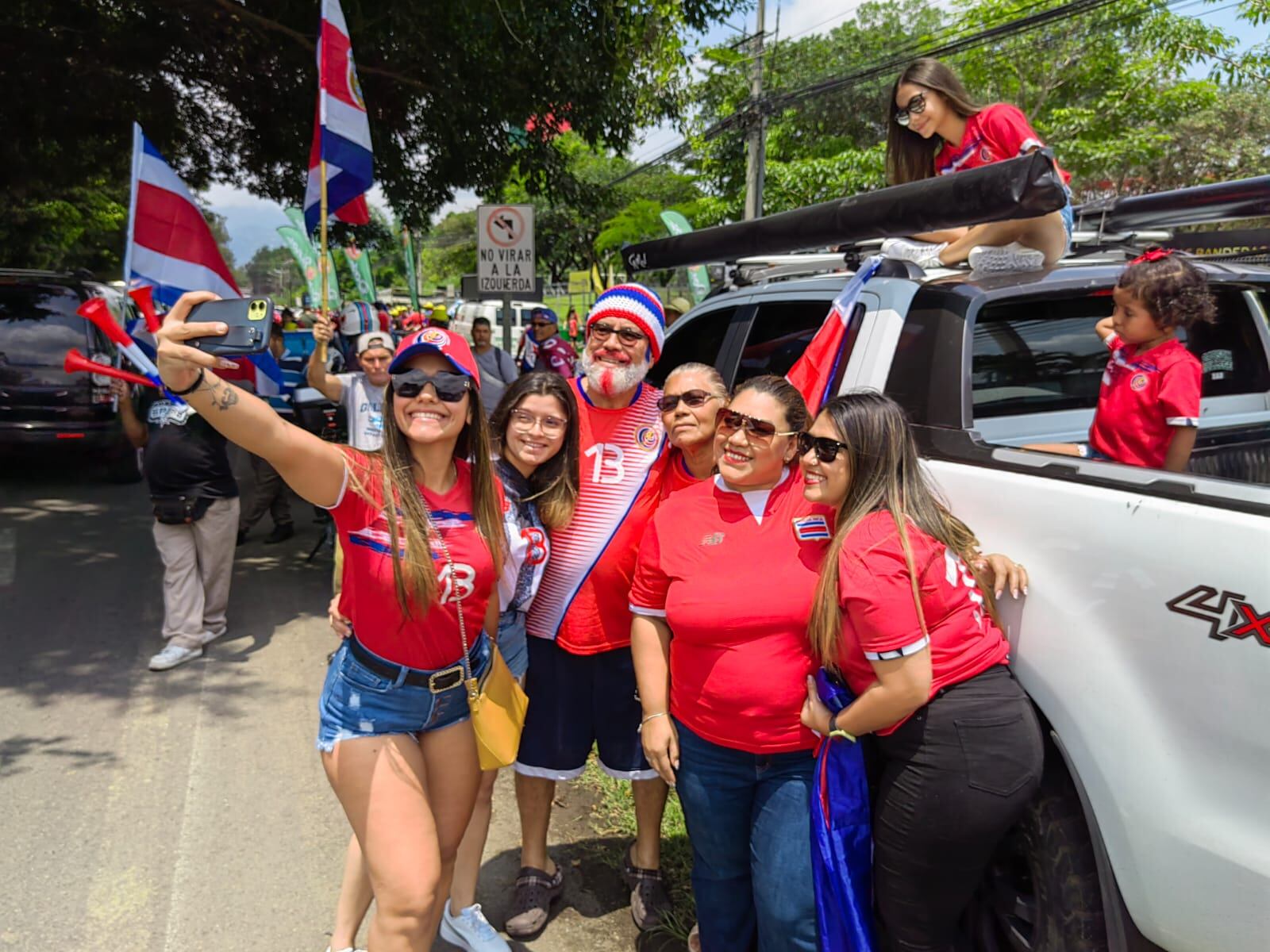 El 6 de junio del 2022, a las 11:15 a.m. la selección nacional mayor masculina de fútbol viajó a Catar para disputar repechaje mundialista con Nueva Zelanda por un boleto a la copa mundo Catar 2022, la afición fue a despedir a La Sele al Proyecto Gol. En la foto, la familia del seleccionado, Gerson Torres, llegó al Proyecto Gol a despedir a los jugadores.