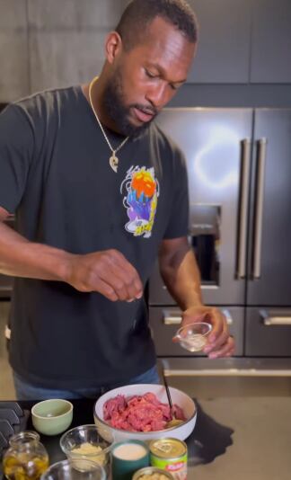 El defensor del Saprissa Kendall Waston se puso el delantal y preparó una receta para chinear a papá. Captura de imagen.