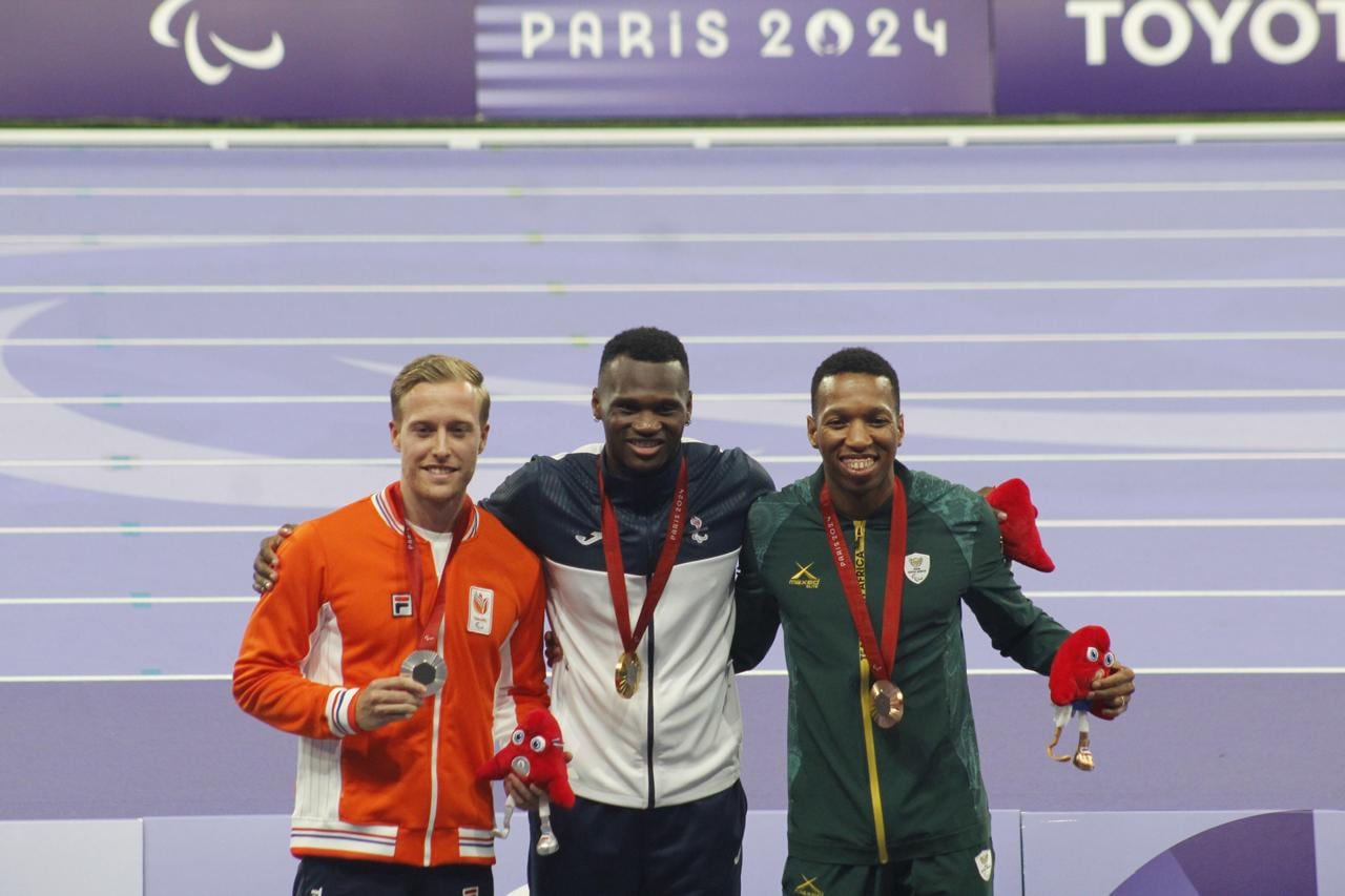 Sherman Guity explotó de la alegría cuando recibió su medalla de oro, luego de finalizar la prueba de los 200 metros lisos.