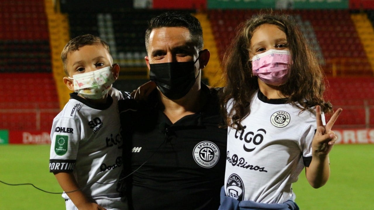 एडगर रॉड्रिग्ज, क्रीडा प्रशिक्षक आणि त्याचे कुटुंब. सौजन्य