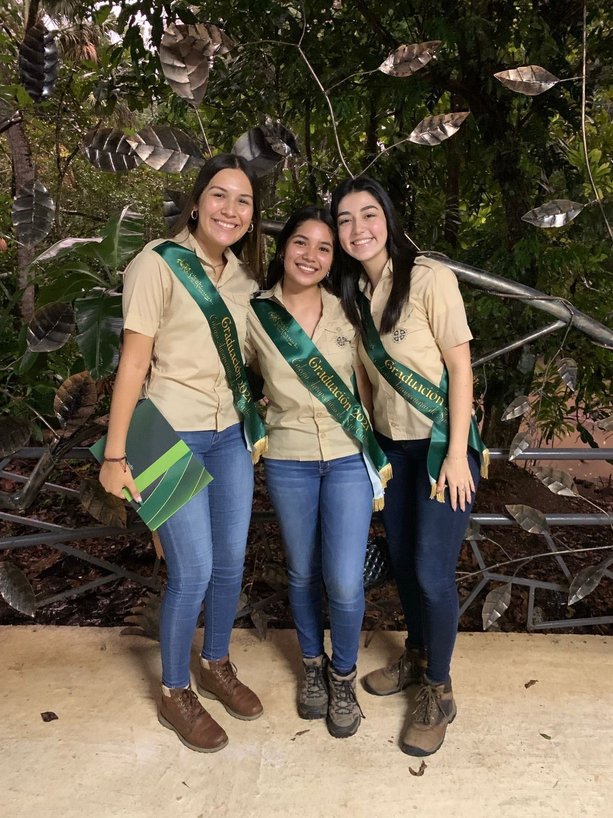 Fabiola Rojas Herrera, quien estudia en el Colegio Agropecuario de San Carlos, logró la cuarta mejor nota del examen de admisión de la UCR 2021-2022, con 787,92 puntos. En la foto, de izquierda a derecha, Kristel Ariana González Carías, Lina Tamara Valenciano Largaespada y Fabiola Rojas Herrera.