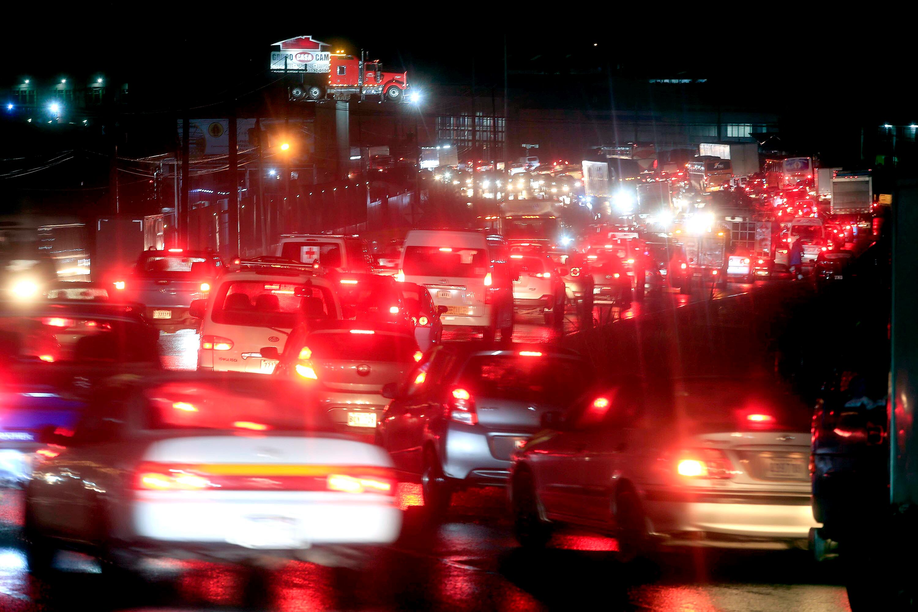 El alcalde de Cartago, Mario Redondo, denunció que los cartagineses están sufriendo presas insoportables a causa de cierres sin previo aviso en el proyecto de ampliación del tramo Taras-La Lima.