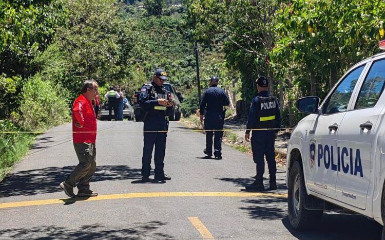 El hombre presentaba varios impactos de bala. Foto Los Santos Digital.