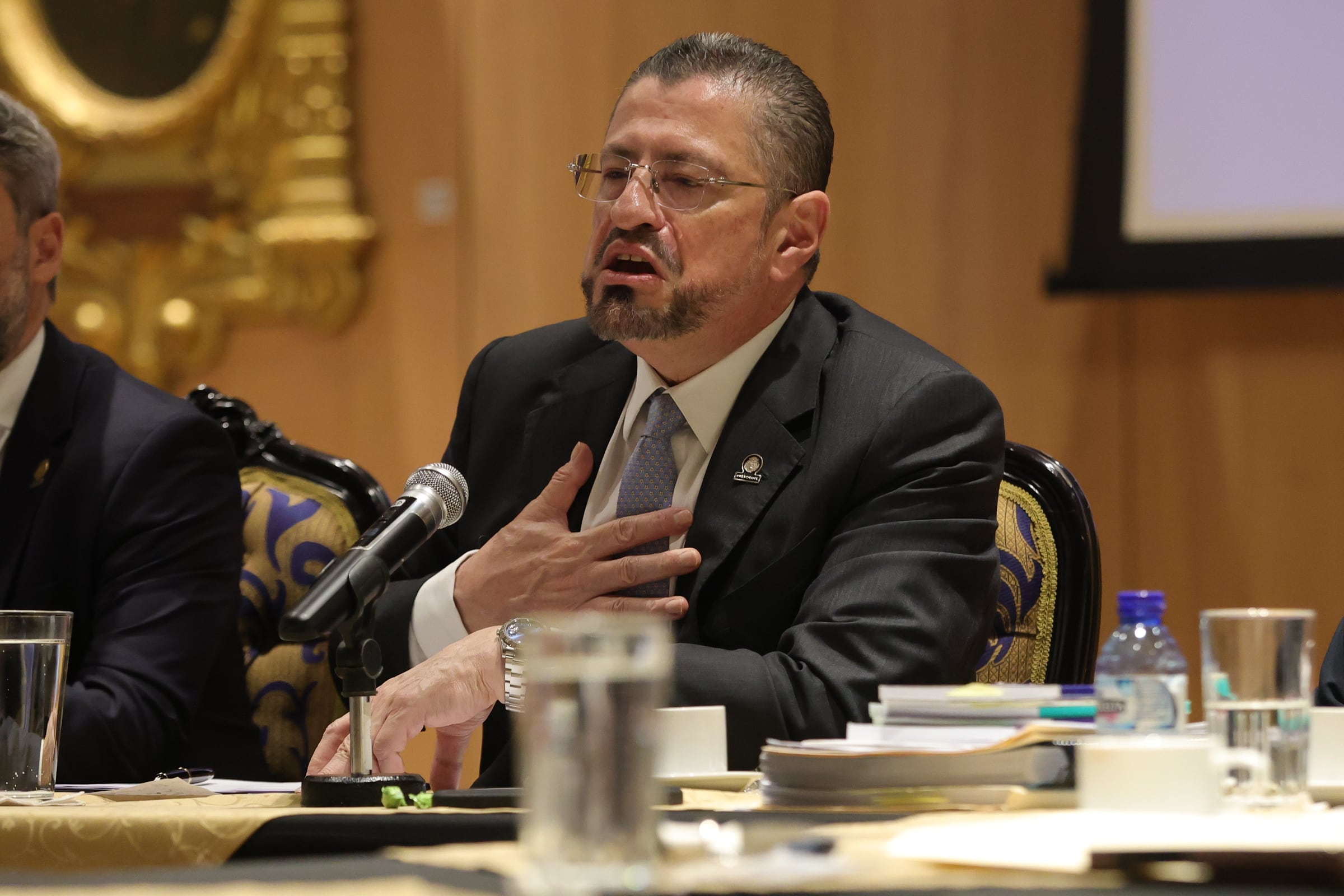 22/08/2025 El presidente de la República, Rodrigo Chaves, comparece hoy en el Salón de Expresidentes y Expresidenta de la República, ante la comisión legislativa especial encargada de determinar si procede abrirle una causa penal en su contra. y ministro de Cultura Jorge Rodríguez. Foto John Durán