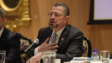 Rodrigo Chaves asegura que lo quieren callar, pero el TSE le responde sin pelos en la lengua