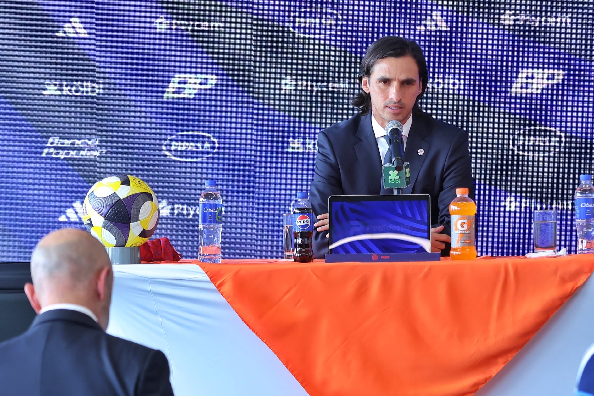 Presentación oficial de Bryan Ruiz como director técnico de la Selección Nacional de Acosta Rica (FCF) por parte del presidente Osael Maroto en las instalaciones del Banco Popular/ Foto John Durán